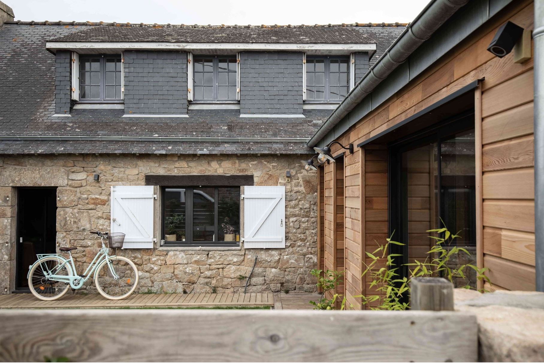 Extension en bois d'une maison en pierre